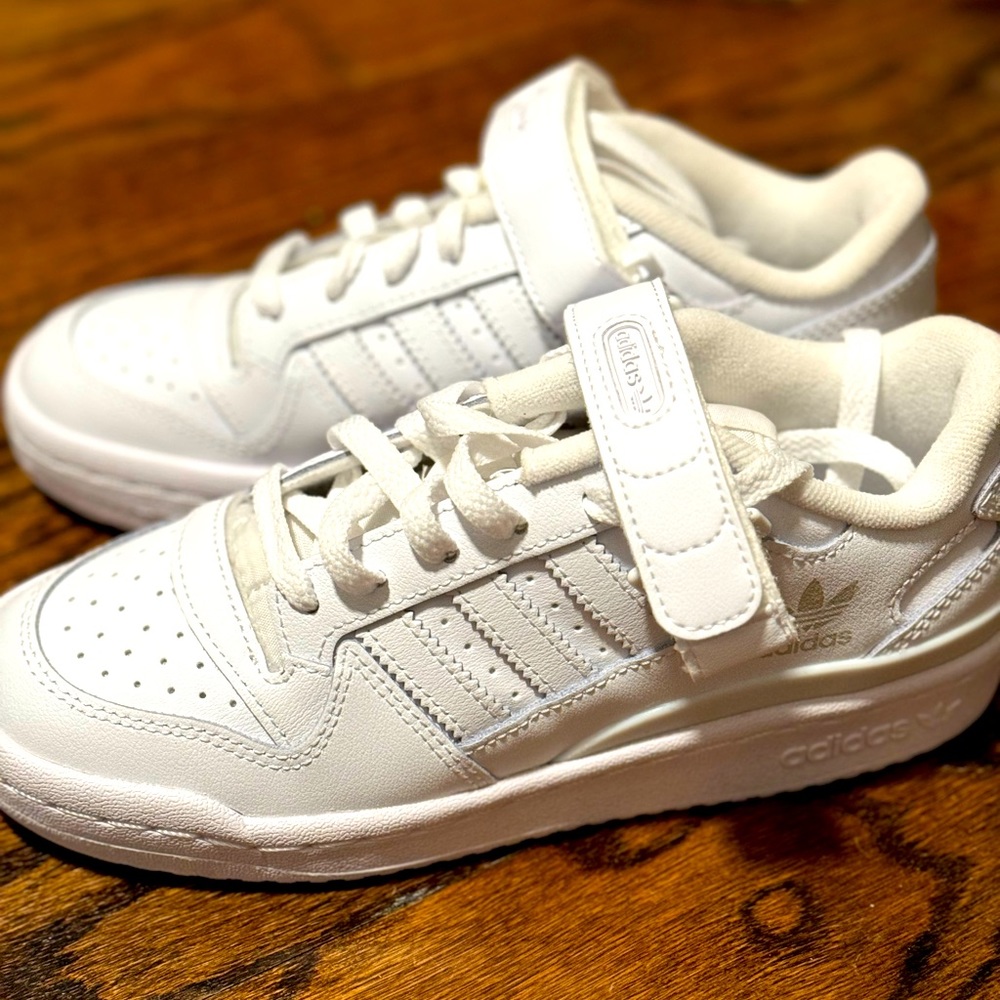 Adidas originals brand new Velcro low top sneaker. Size 3/12. Unisex.